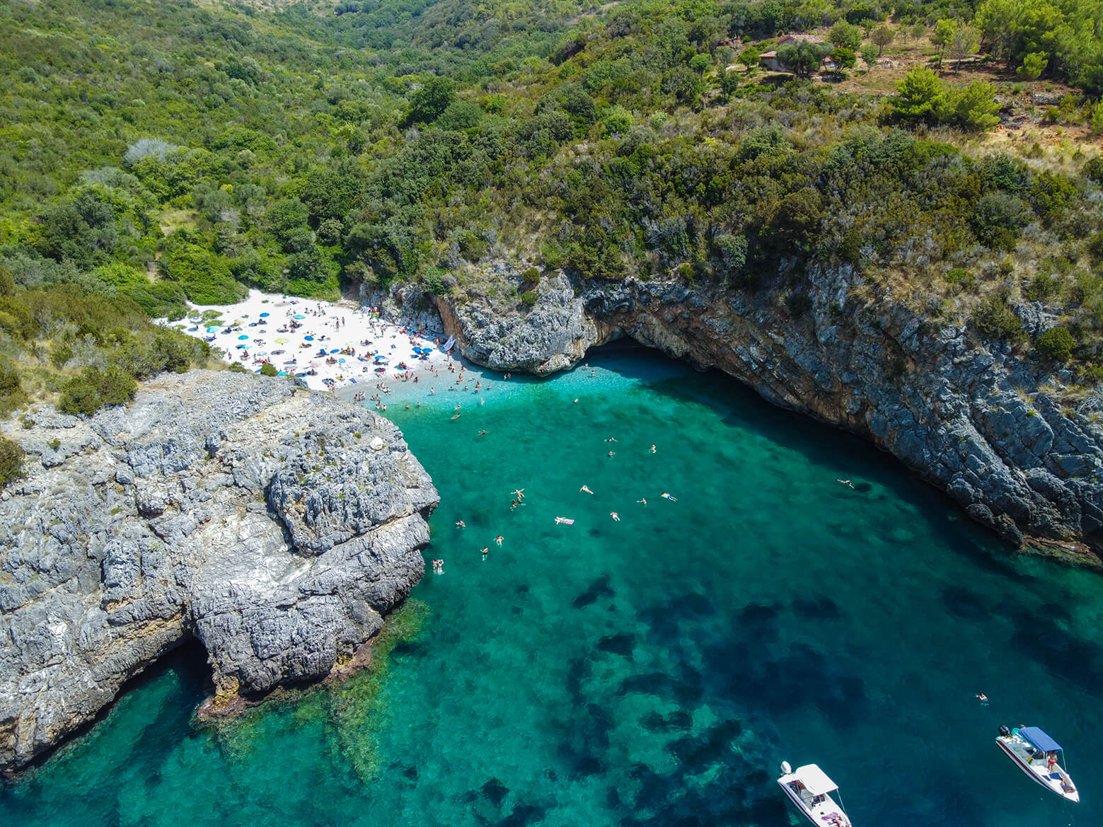 Le acque cristalline di Cala Bianca