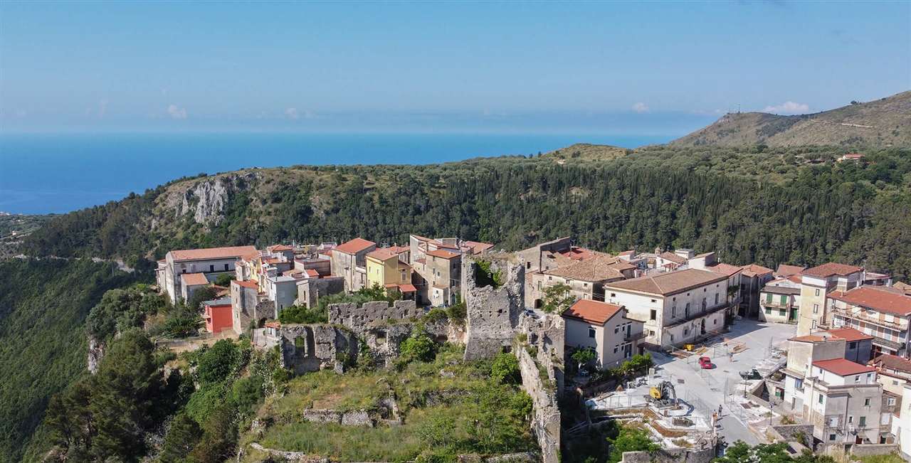 Il castello e il borgo di Camerota affacciati sul Cilento